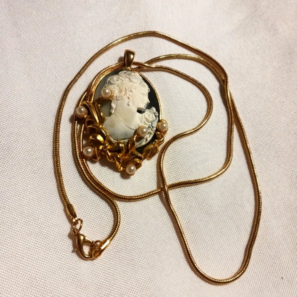 1995 B.G. Cameo Pendant and necklace